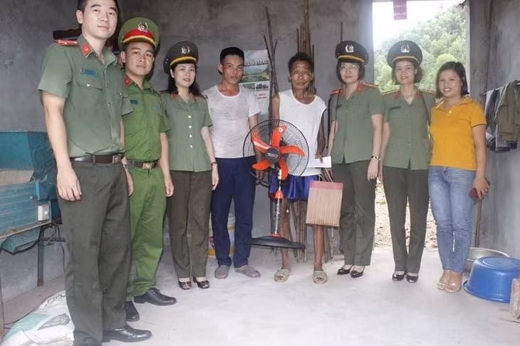 Công an Quảng Ninh tặng quà 
