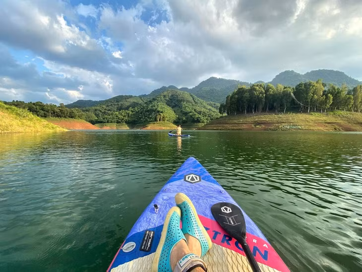 Ván SUP (Stand up paddle boarding) hay còn gọi là ván chèo đứng, là một phương tiện giải trí, thư giãn hiện đại đang được nhiều người ưa thích. Anh Đoàn Mạnh chia sẻ, dụng cụ gồm ván và chèo, bơm ván... đều do anh và bạn bè tự mang theo nên chi phí chuyến đi không tốn quá kém, chỉ khoảng 2 - 3 triệu đồng.