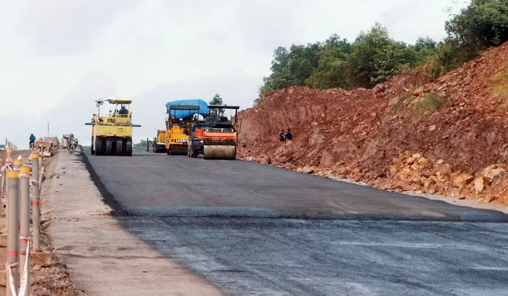 Nhà thầu đang thi công mở rộng cao tốc sau điều chỉnh tại địa phận xã Đoàn Kết (huyện Vân Đồn).