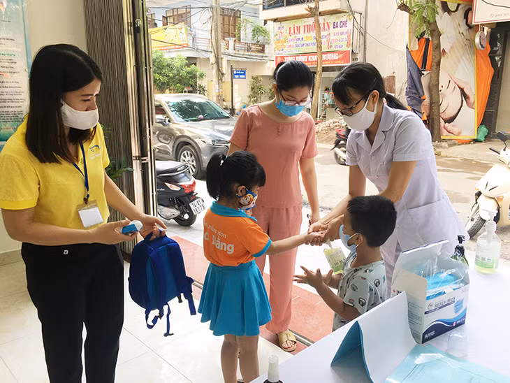Trường Mầm non Bạch Đằng (TP Hạ Long) thường xuyên rửa tay sát khuẩn cho học sinh. 