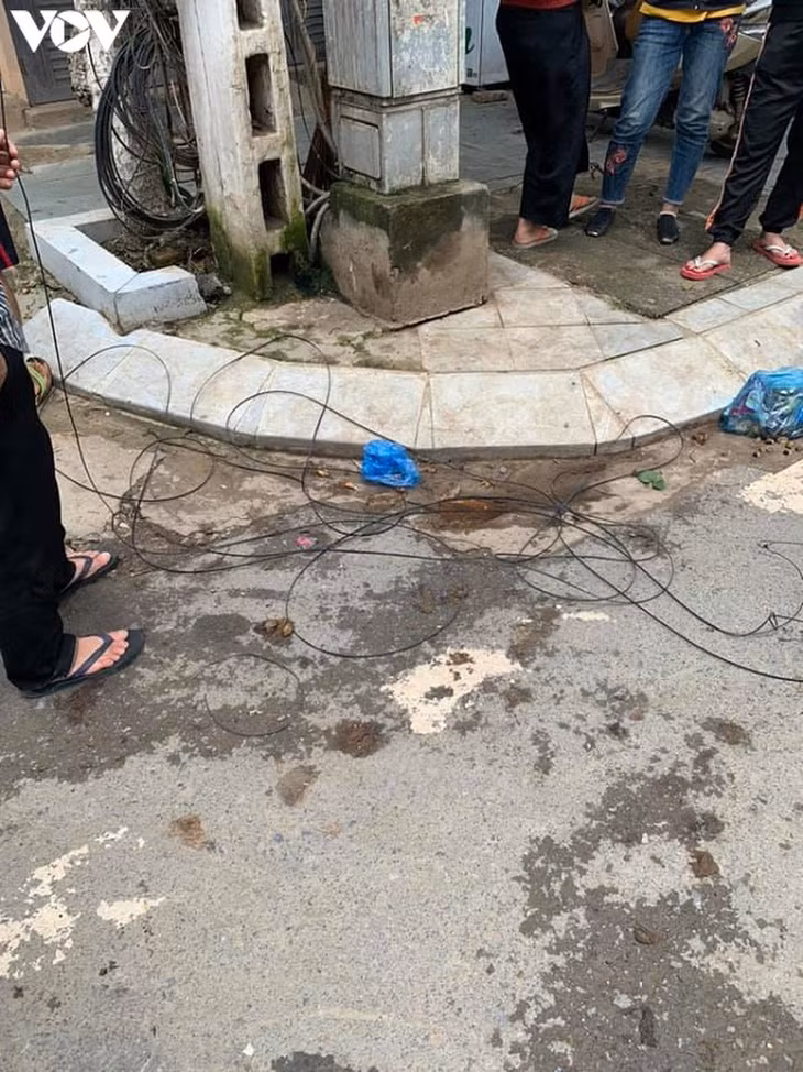  Đoạn dây cáp viễn thông võng xuống gây tai nạn