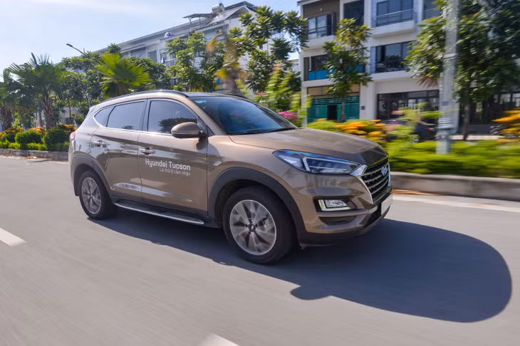 Khi mua xe với giá tính phí mới, người mua sẽ được lợi hơn trước rất nhiều do phí trước bạ được tính theo tỷ lệ % trên giá trị tuyệt đối của xe. Ảnh: TC.