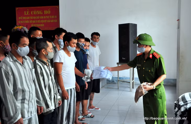 Cán bộ Trại giam Quảng Ninh phát quần áo dân sự cho các phạm nhân được ân xá.
