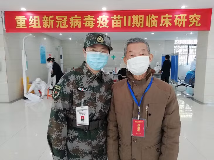 Tình nguyện viên cao tuổi nhất (phải) tham gia thử nghiệm lâm sàng vaccine Ad5-nCoV ở Trung Quốc chụp ảnh chung với Viện sĩ Trần Vi. Ảnh: Chinadaily