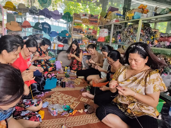 Các thành viên CLB thêu móc nghệ thuật khẩn trương hoàn thành những chiếc tai giả bằng len