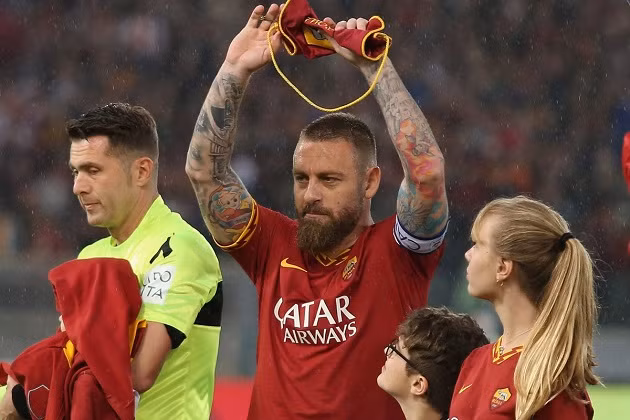  De Rossi trong màu áo Roma.