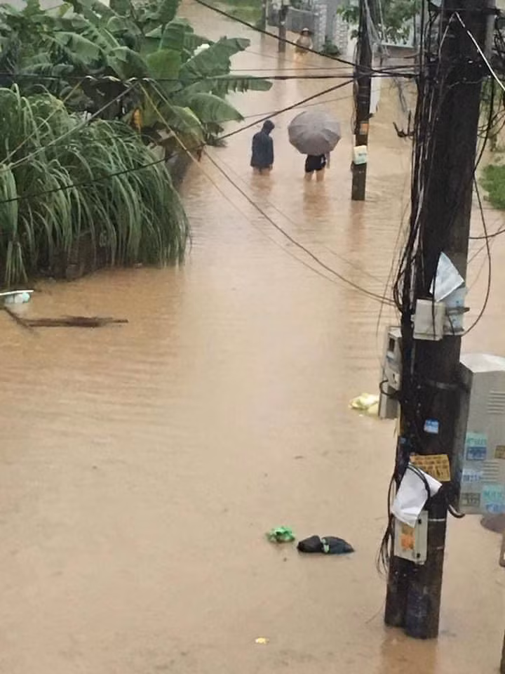 Nước gây ngập úng cục bộ khu vực dân sinh phường Hà Phong.
