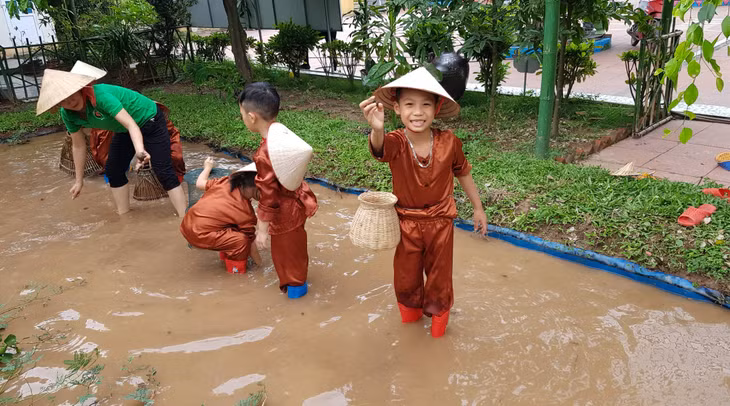 Các bé được trải nghiệm bắt cá trong 