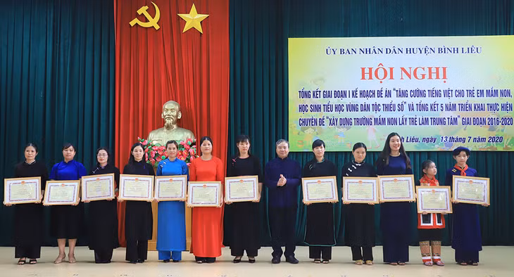 Huyện Bình Liêu khen thưởng cho các cá nhân có thành tích xuất sắc trong 5 năm thực hiện đề án “Tăng cường tiếng Việt cho trẻ em mầm non, học sinh tiểu học vùng dân tộc thiểu số”.