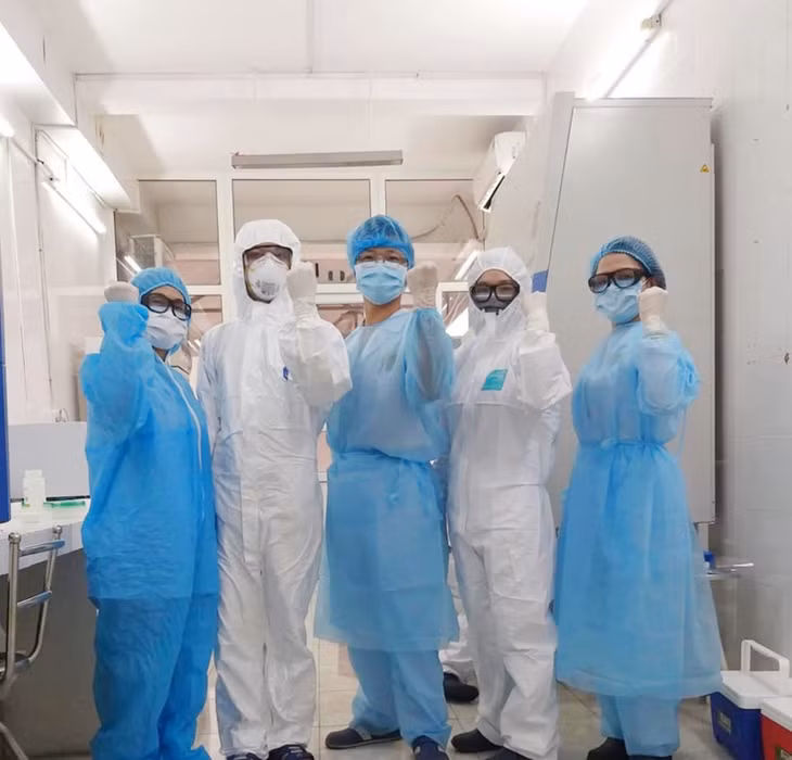 Các y bác sĩ khoa Vi sinh, CDC Quảng Ninh 