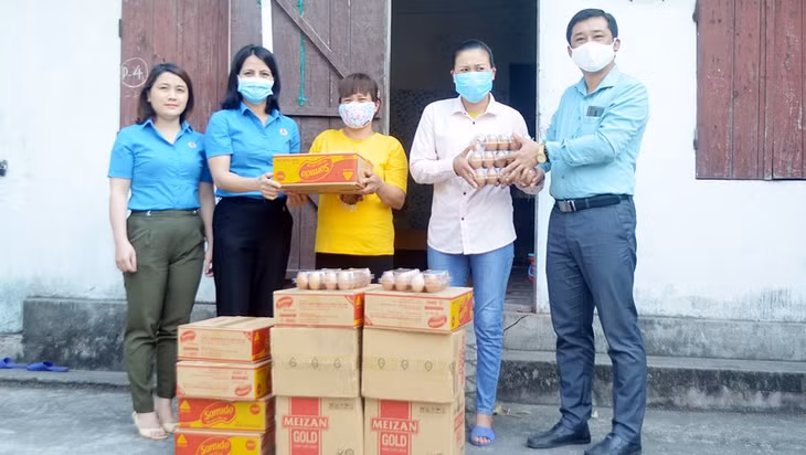 Lãnh đạo LĐLĐ TP Hạ Long trao hỗ trợ cho CNLĐ ở trọ ở Tổ 1, Khu 10, phường Bãi Cháy (TP Hạ Long) bị ảnh hưởng bởi dịch Covid-19.