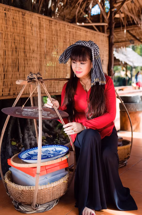 Ca sĩ Bích Thủy trong vở kịch lồng nhạc phẩm Gió đưa bông sậy - Ảnh: NVCC