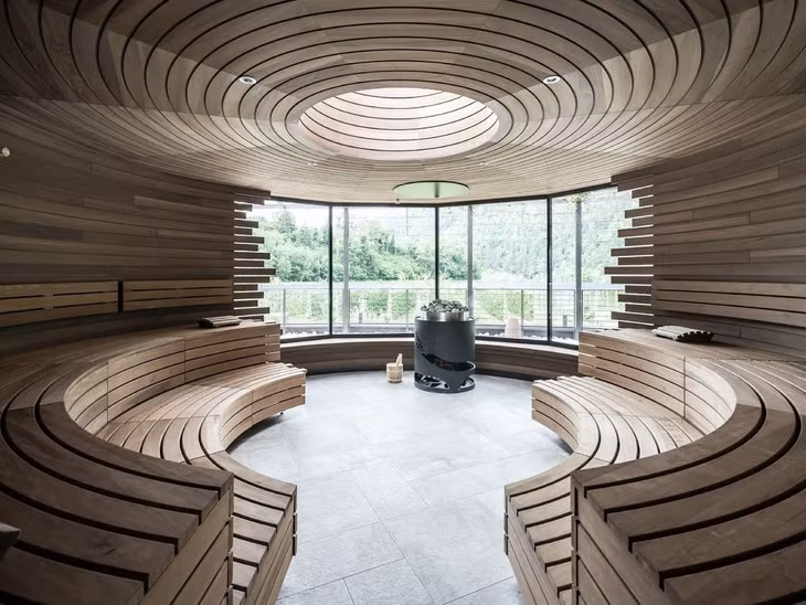 Trước khi khu spa được hoàn thiện, Applesauna là khu đầu tiên của trung tâm chăm sóc sức khỏe của "khách sạn quả táo". Phòng tắm xông hơi này có hình trụ tròn và cửa sổ lớn nhìn ra vườn cây xanh mát.