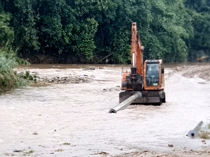 Điện lực TP Hạ Long vận chuyển cột điện để khắc phục sự cố.