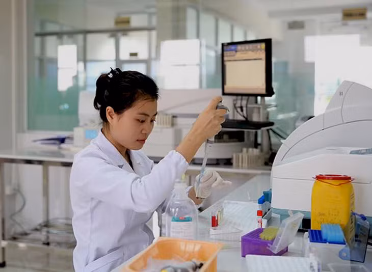 Phụ nữ mang thai nên lấy mãu xét nghiệm để tầm soát đái tháo đường thai kỳ (Ảnh: Xét nghiệm máu tại Bệnh viện Sản nhi tỉnh.