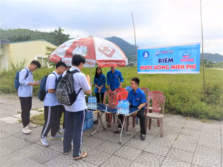 Thanh niên tình nguyện TP Cẩm Phả hỗ trợ thí sinh tham gia kỳ thi THPT năm 2019. 