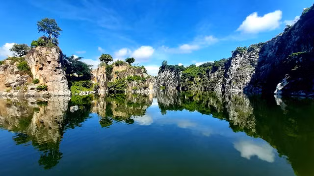 Cảnh non sông nước biếc hữu tình