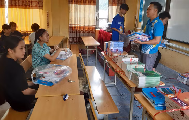 Học sinh trường THCS Thị trấn Tiên Yên, nhận sách giáo khoa trước thềm năm học mới 2020-2021.