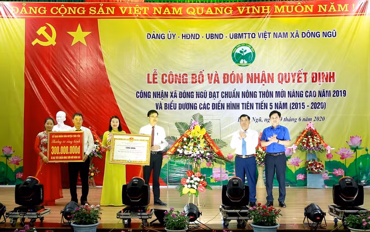 Xã Đông Ngũ (huyện Tiên Yên) đón nhận quyết định đạt chuẩn NTM nâng cao năm 2019