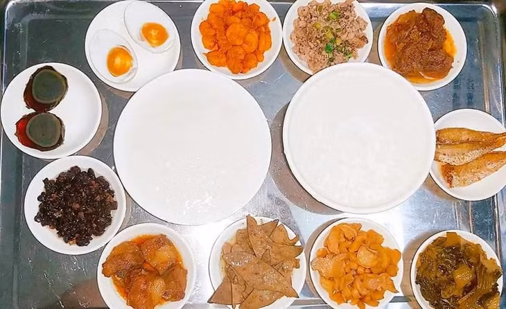 Các món được bày trong mâm như 1 bữa ăn gia đình ấm cúng