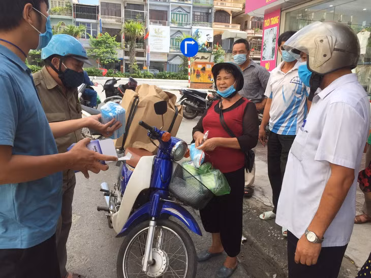 Tổ tự quản phường Hồng Hà phát hiện người điều khiển xe mô tô chở số khẩu trang chưa rõ nguồn gốc, chất lượng đi tiêu thụ