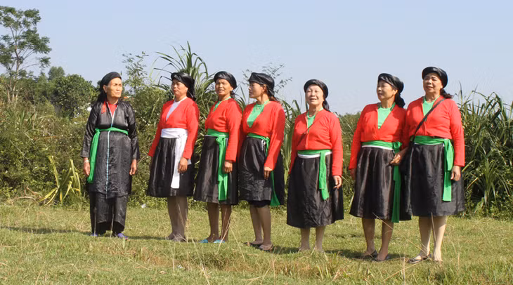 Phụ nữ Sán Dìu xã Bình Dân, huyện Vân Đồn hát soọng cô trên đồng. Ảnh: Huỳnh Đăng