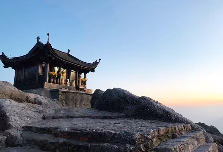 Chùa Đồng Yên Tử một buổi chiều tà thanh tịnh.