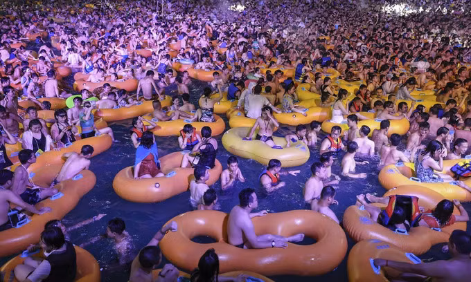 Người dân tham gia trò chơi tại công viên nước ở Vũ Hán hôm 15/8. Ảnh: AFP.