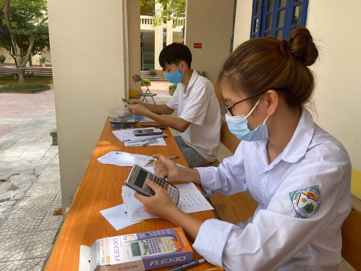 Tranh thủ giờ nghỉ trưa giữa 2 môn thi, sĩ tử ôn lại kiến thức và các đề thi mẫu để sẵn sàng cho môn thi toán quan trọng.