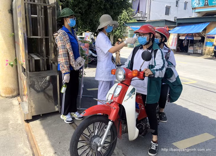 Tại Điểm thi THPT Uông Bí các khâu kiểm soát y tế phòng, chống dịch được thực hiện chặt chẽ ngay từ công trường.