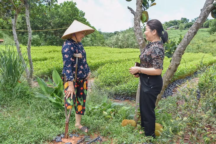 Cán bộ Hội LHPN xã Tân Bình (bên phải) thăm hỏi, nắm tình hình hộ chị Nguyễn Thị Xâm.