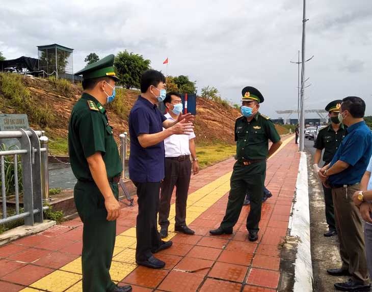 Đồng chí Ngô Hoàng Ngân, Phó Bí thư Thường trực Tỉnh ủy kiểm tra công tác phòng, chống dịch Covid-19 gắn với XNK hàng hóa tại Cầu Bắc Luân 2.