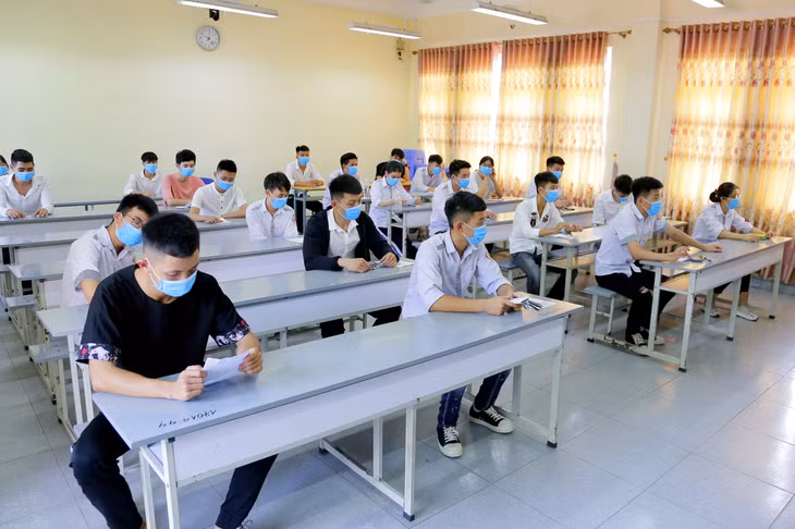 Các thí sinh dự thi tại Điểm thi THPT Đông Triều sẵn sàng trước giờ thi môn Toán. Ảnh: Lê Đại (CTV).