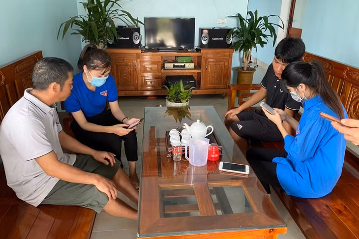 ĐVTN xã Đầm Hà (huyện Đầm Hà) đến trực tiếp từng hộ dân để tuyên truyền phòng dịch Covid-19, hướng dẫn cài đặt và sử dụng phần mềm Bluezone.