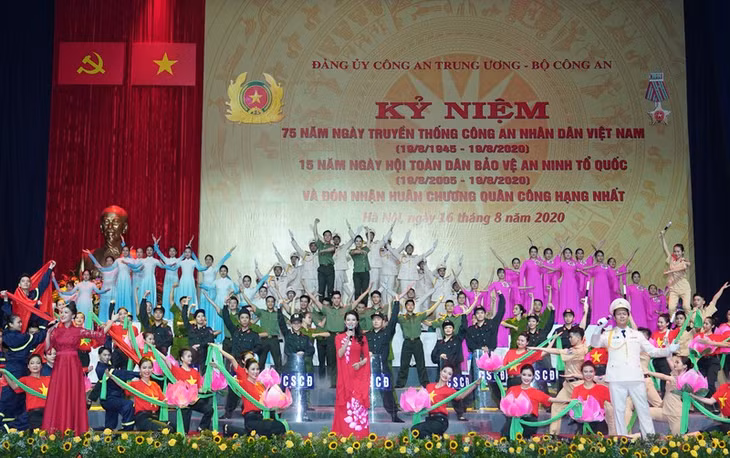Các nghệ sĩ biểu diễn một số tiết mục nghệ thuật chào mừng buổi lễ kỷ niệm.