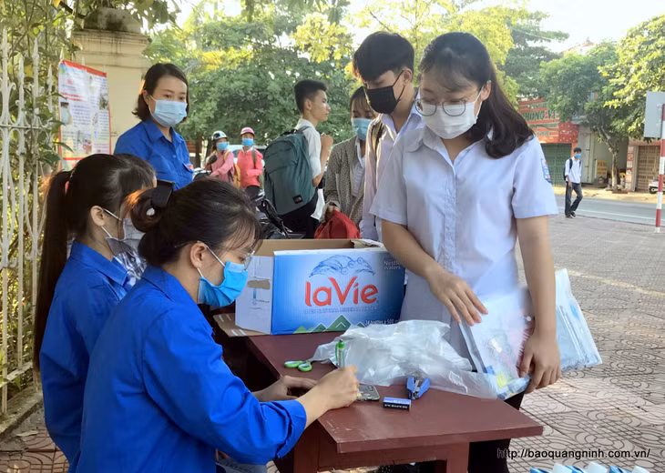 Để tạo thuận lợi, đảm bảo kỳ thi an toàn, nghiêm túc, lực lượng thanh niên tình nguyện đã tổ chức tốt việc trông giữ đồ cho thí sinh.