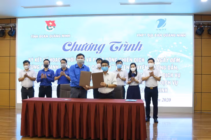 Lãnh đạo 2 đơn vị ký kết kế hoạch phát động chiến dịch “10 ngày đêm cùng áo xanh thắng nhanh Covid – 19”