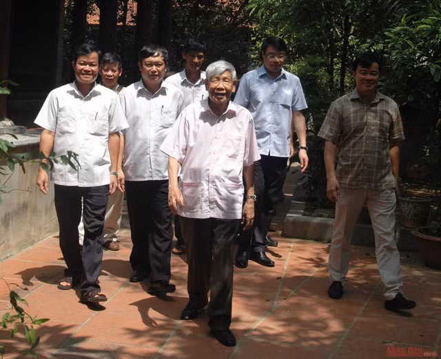 Nguyên Tổng Bí thư Lê Khả Phiêu trong một lần về thăm quê tại Đông Sơn, Thanh Hóa. (Ảnh: Nhân Dân)