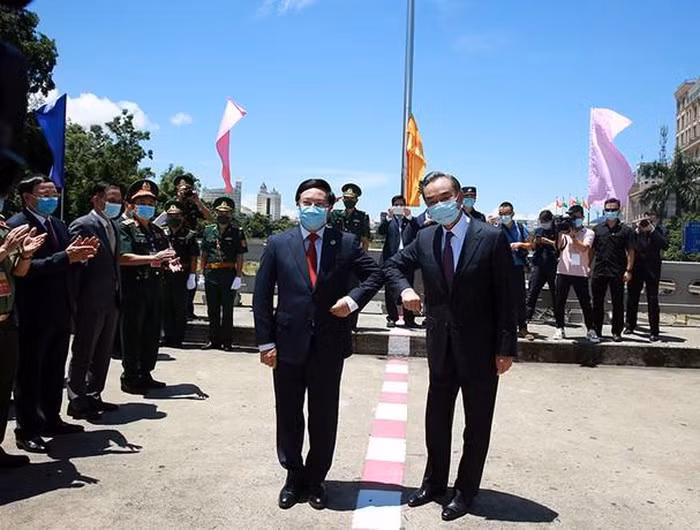 Phó Thủ tướng, Bộ trưởng Ngoại giao Phạm Bình Minh và Ủy viên Quốc vụ, Bộ trưởng Ngoại giao Trung Quốc Vương Nghị. Ảnh: VGP/Hải Minh