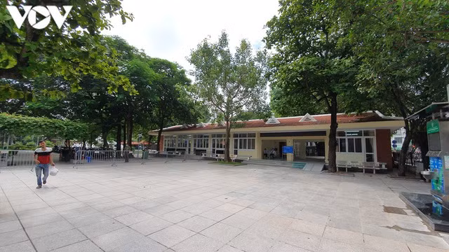 Khu vực vào lăng Chủ tịch Hồ Chí Minh cũng vắng khách.