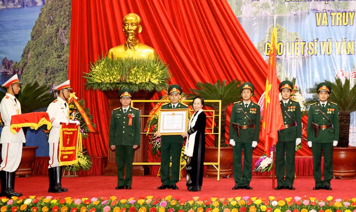 Thừa ủy quyền của Chủ tịch nước, Phó Chủ tịch nước Nguyễn Thị Doan trao danh hiệu Anh hùng LLVTND cho LLVT tỉnh.