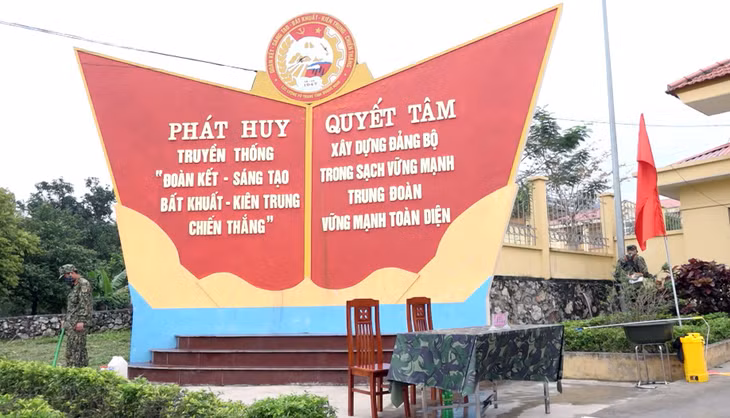 Trung đoàn 244 tuyên truyền nâng cao ý thức cho cán bộ chiến sĩ thông qua các baner, áp phích, khẩu hiệu trong đơn vị. 
