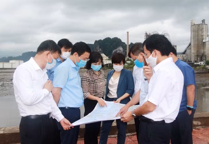 Đồng chí Trịnh Thị Minh Thanh, Phó Chủ tịch Thường trực HĐND tỉnh, khảo sát một số dự án thi công trên địa bàn TP Cẩm Phả.