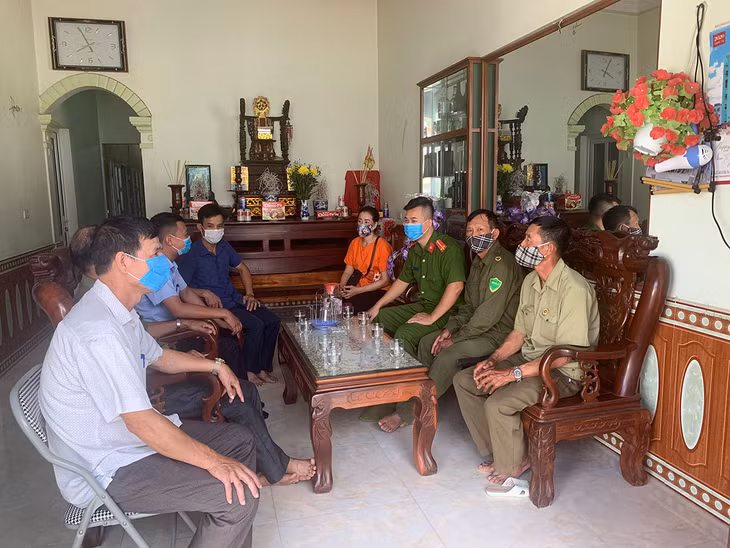 Cán bộ xã Hoàng Tân cùng với Bí thư, Trưởng thôn đi tuyên truyền Luật giao thông trên địa bàn.