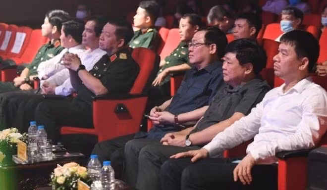 Các đại biểu tới tham dự chương trình.