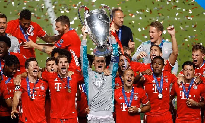 Thủ môn Manuel Neuer lần thứ hai nâng Cup vô địch Champions League cùng Bayern, sau năm 2013. Ảnh: AP