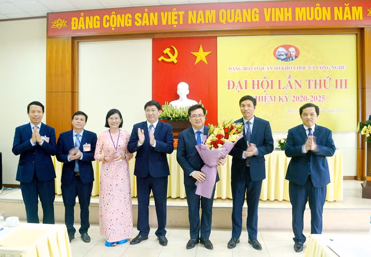 Lãnh đạo Đảng ủy Khối các cơ quan tỉnh chúc mừng Ban Chấp hành Đảng bộ cơ quan Sở KH&CN nhiệm kỳ 2020-2025. Tháng 5/2020. Ảnh: Hoàng Quỳnh