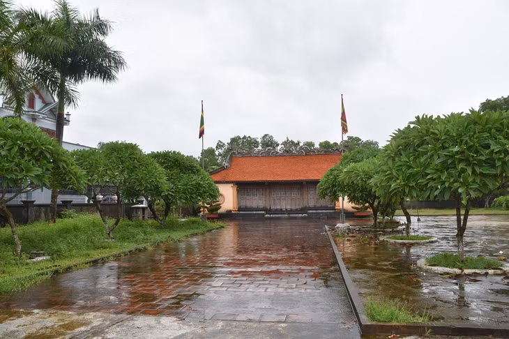 Đình Đầm Hà (thị trấn Đầm Hà, huyện Đầm Hà)được phục dựng từ năm 2009, là không gian trình diễn Hát nhà tơ - Hát, múa cửa đình truyền thống của nhân dân địa phương.