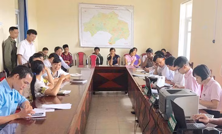 Cán bộ Ngân hàng CSXH huyện Ba Chẽ giải ngân vốn vay cho người dân xã Nam Sơn (Ảnh chụp ngày 17/1)
