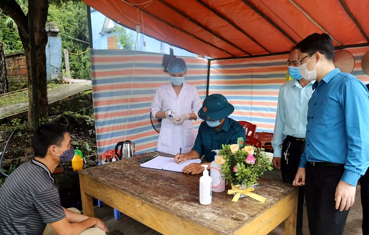 Lãnh đạo thành phố Hạ Long hăm động viên các nhân viên y tế, cán bộ, chiến sỹ Công an, bộ đội đang thực hiện nhiệm vụ tại chốt kiểm soát Tân Dân